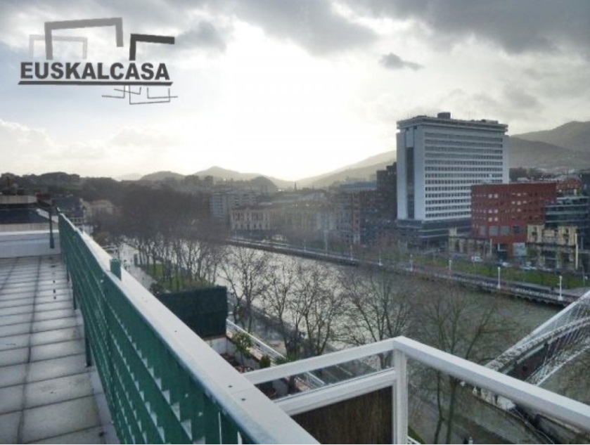 Comprar piso en Campo Volantín Bilbao con terraza o balcón